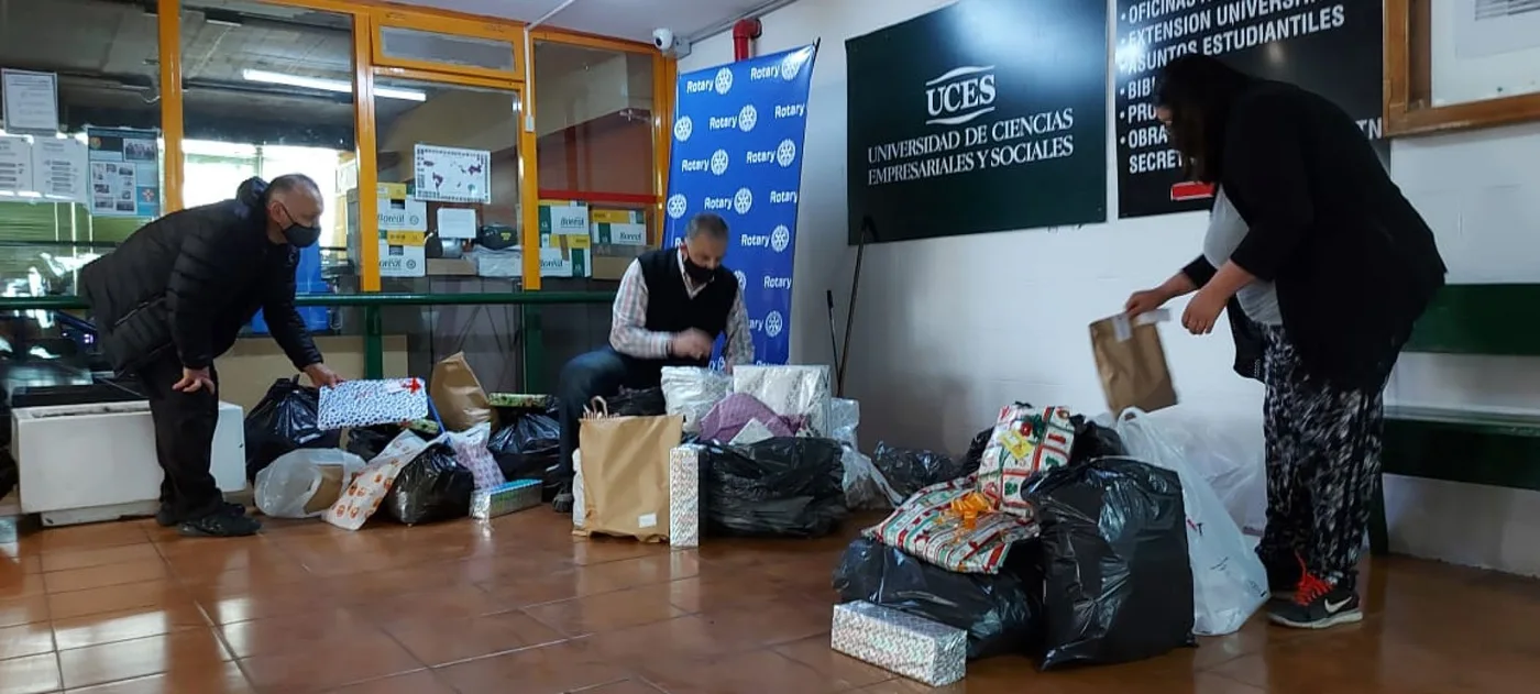 Domínguez, Vázquez y Barrientos, trabajan en la clasificación de los juguetes que fueron entregados a los comedores de la margen sur.