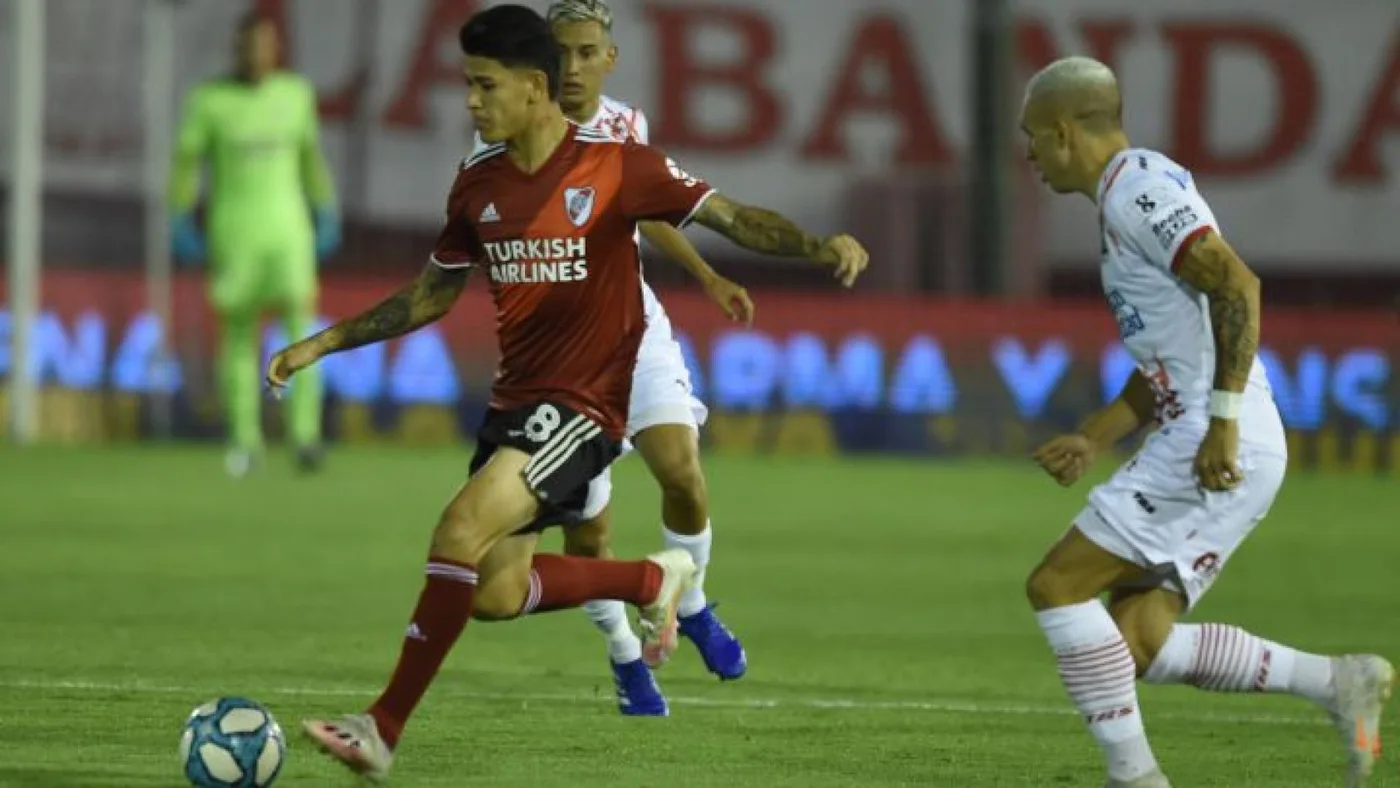 Carrascal, de gran presente en River, superando la marca