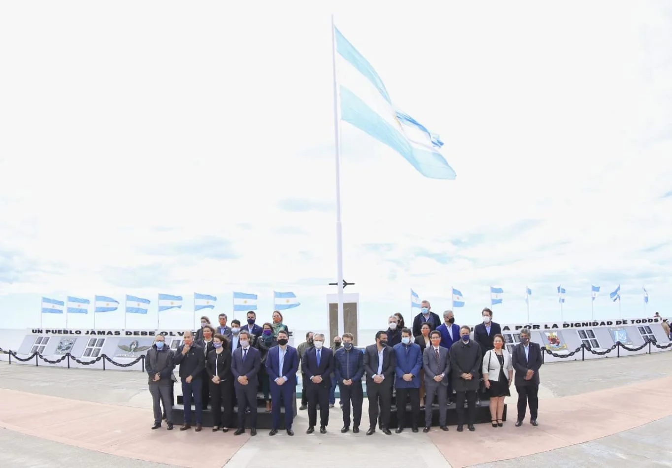 El presidente visitó junto al intendente Martín Perez, el monumento a los Héroes de Malvinas