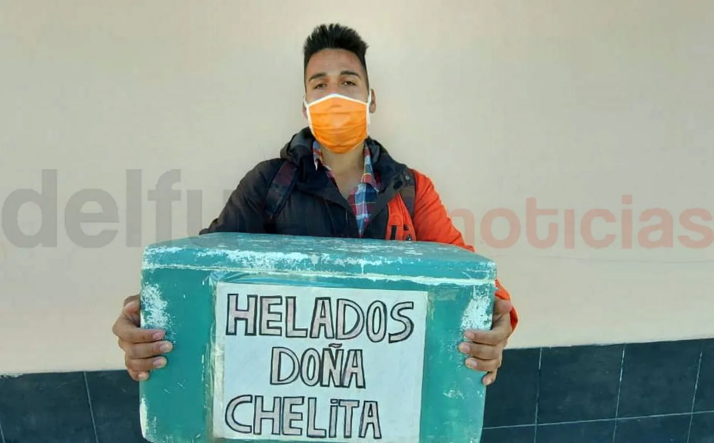 Antonini se encuentra durante todo el día vendiendo sus helados en la intersección de calles Thorne y Almafuerte.