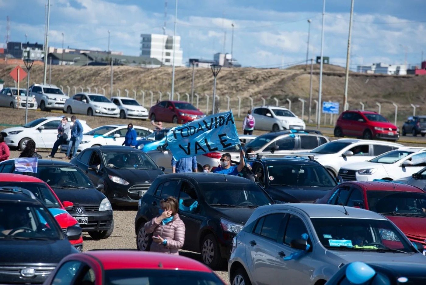 Multitudinaria caravana Por la Vida en Río Grande