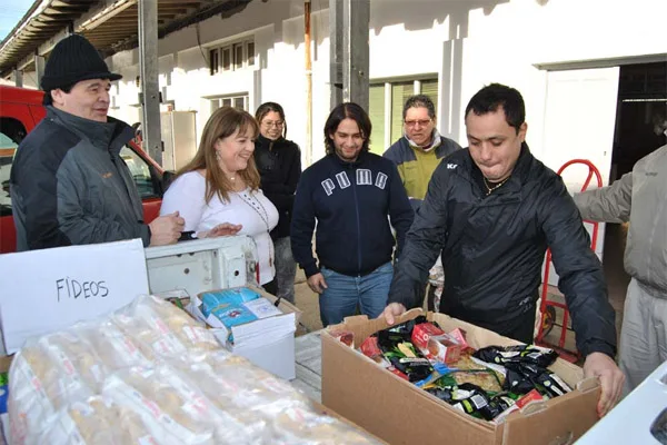 Carlos Turdó encabezó la entrega de alimentos no perecederos.