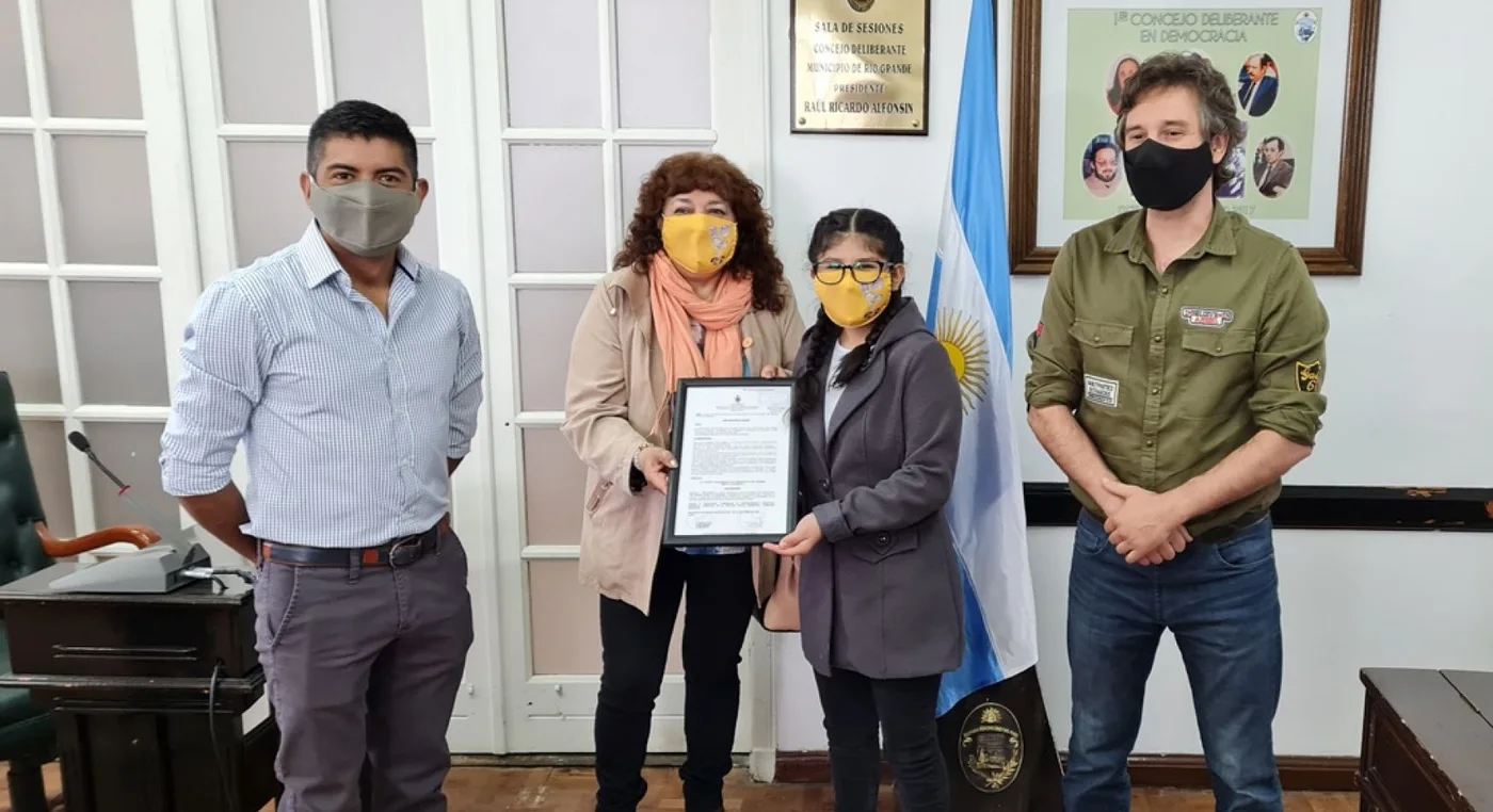 Entrega del presente en concepto de distinción.