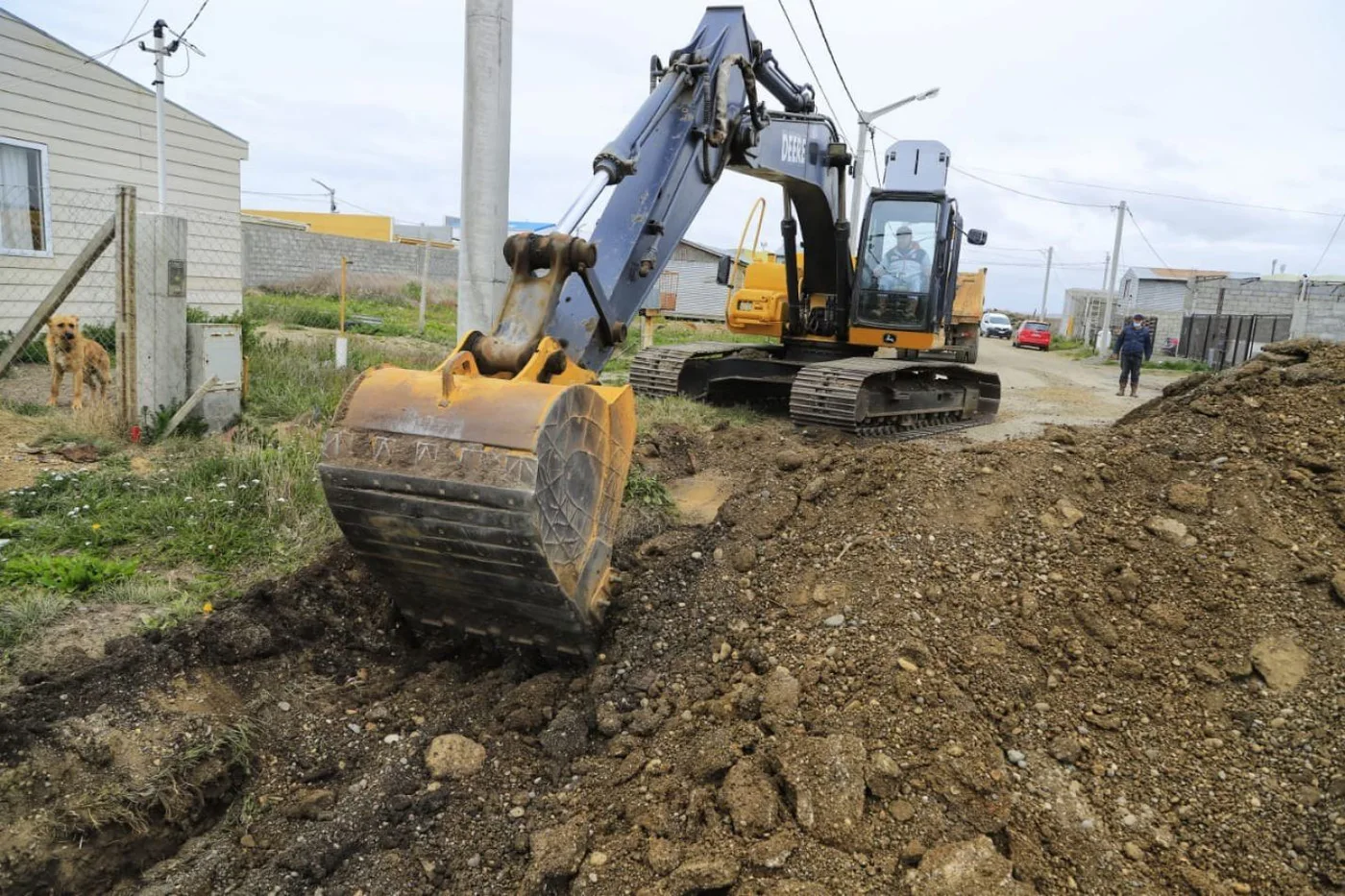 Excavadora trabajando en el barrio