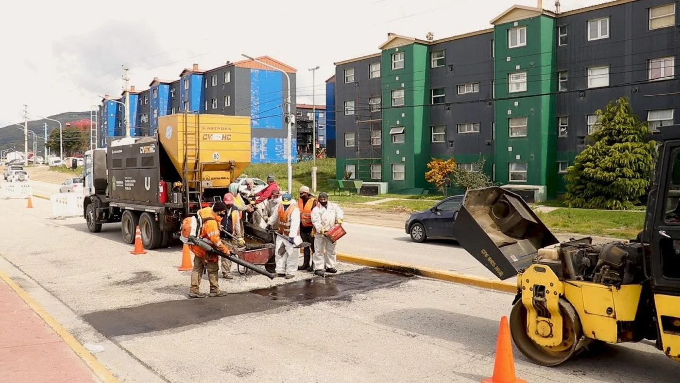 Continúan los trabajos en la vía pública para mantenimiento de la trama vial en Ushuaia