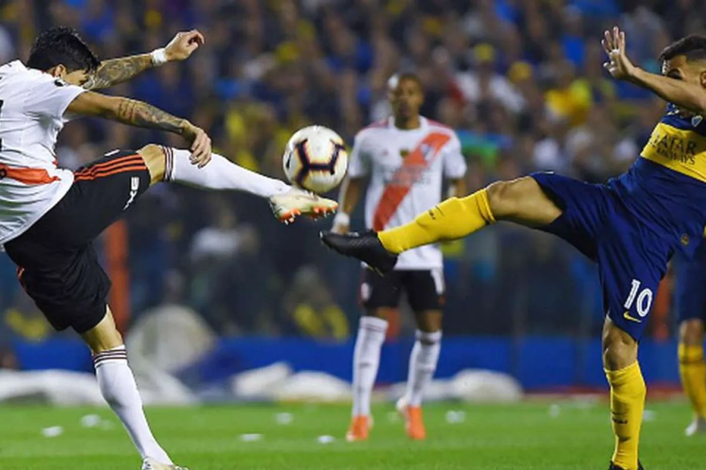 Cruce entre Tévez y Pérez en la vuelta de semifinales de Libertadores 2019