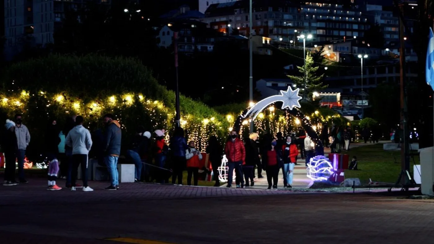 Paseo Navideño que la la Municipalidad de Ushuaia creó en todo el espacio verde céntrico que comprende el Paseo de las Rosas .