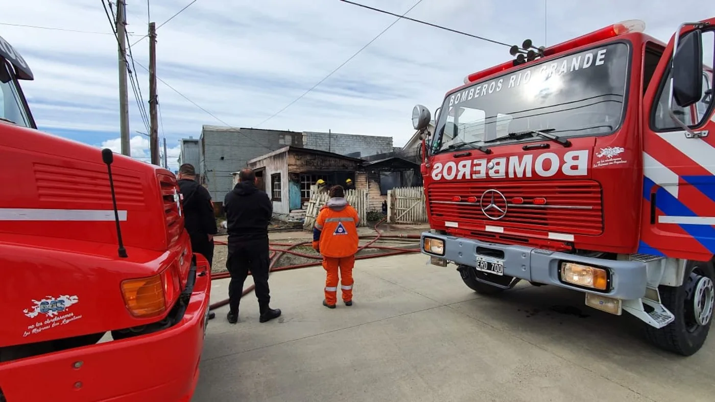 Dotaciones de bomberos trabajando en incendio en la margen sur.
