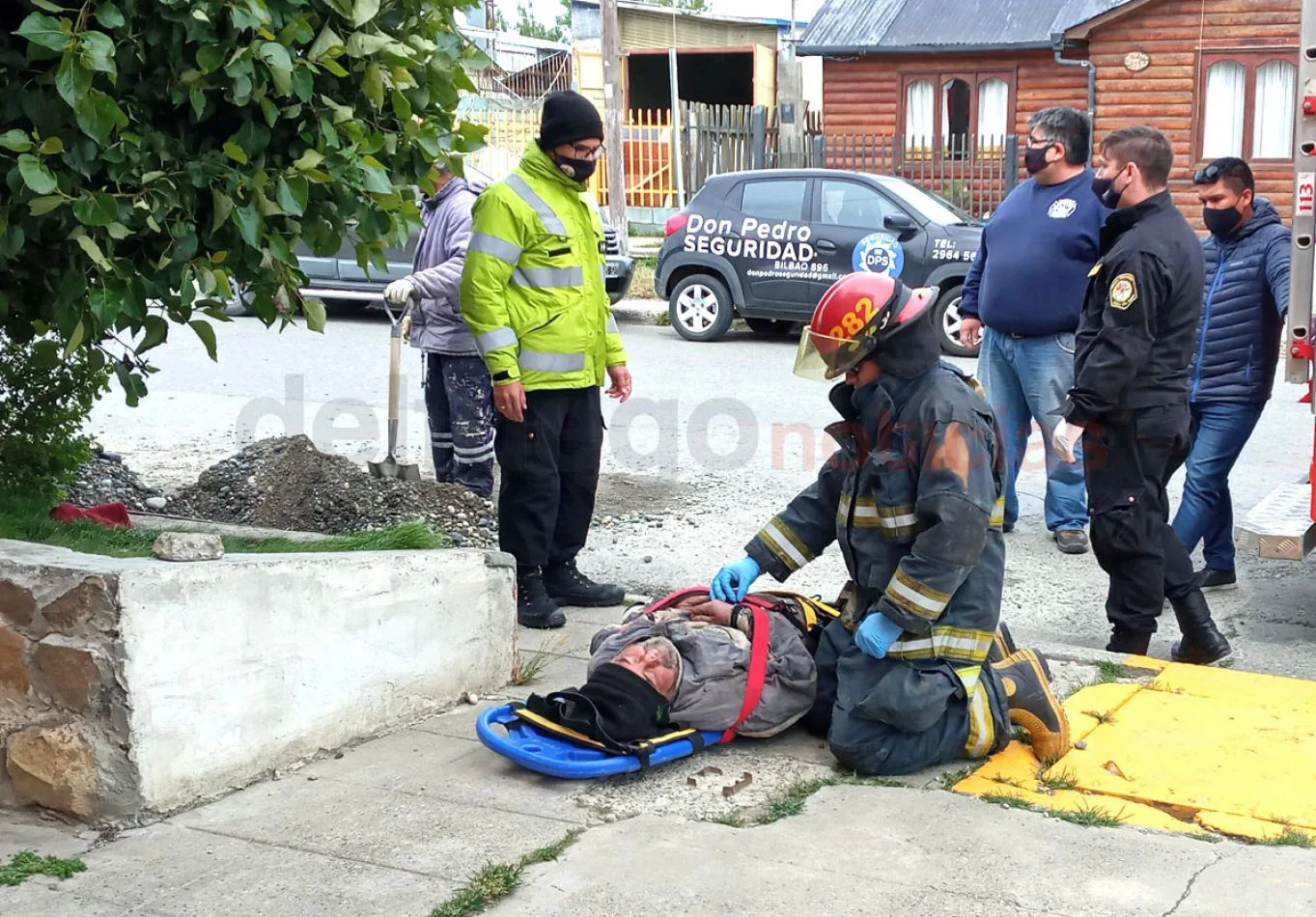 Por dos horas, Bomberos y Policías se quedaron al cuidado del indigente.