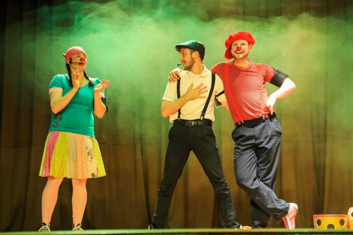 Show de Clown y Circo de “Lala, Fito y Tito”, a cargo del grupo “Rueda de la Bicicleta”, un espectáculo de malabares, acrobacia y equilibrio. 