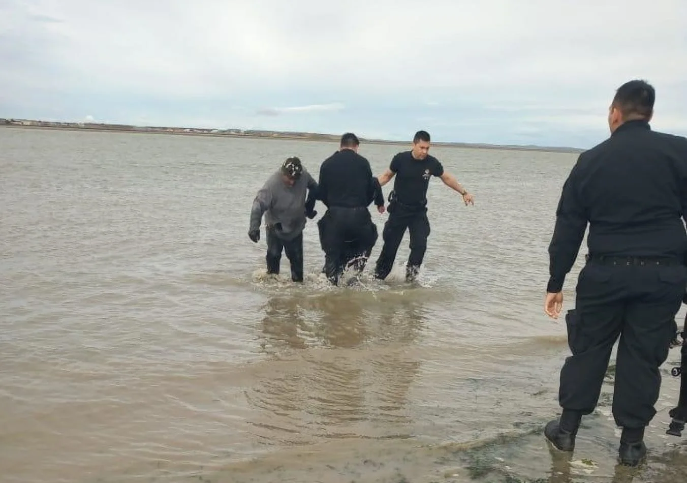 Un joven se tiró al río desde el puente Mosconi y fue rescatado