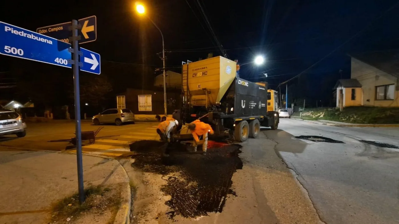 Trabajos nocturnos de reparación vial en calles de Ushuaia