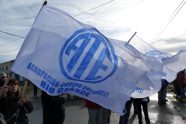 ATE fue uno de los sindicatos que se sumó a la marcha en Ushuaia.