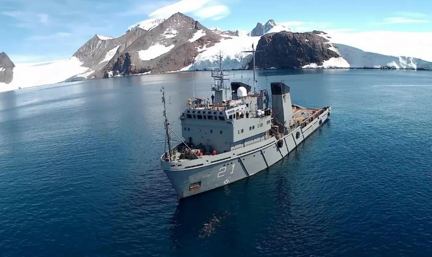 ARA Puerto Argentino navegando en la Antártida Argentina.