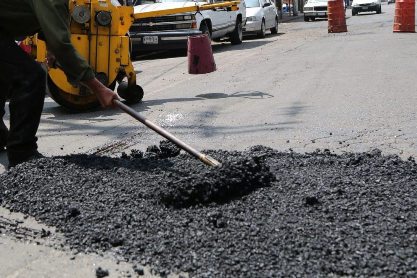 Obrero bacheando.