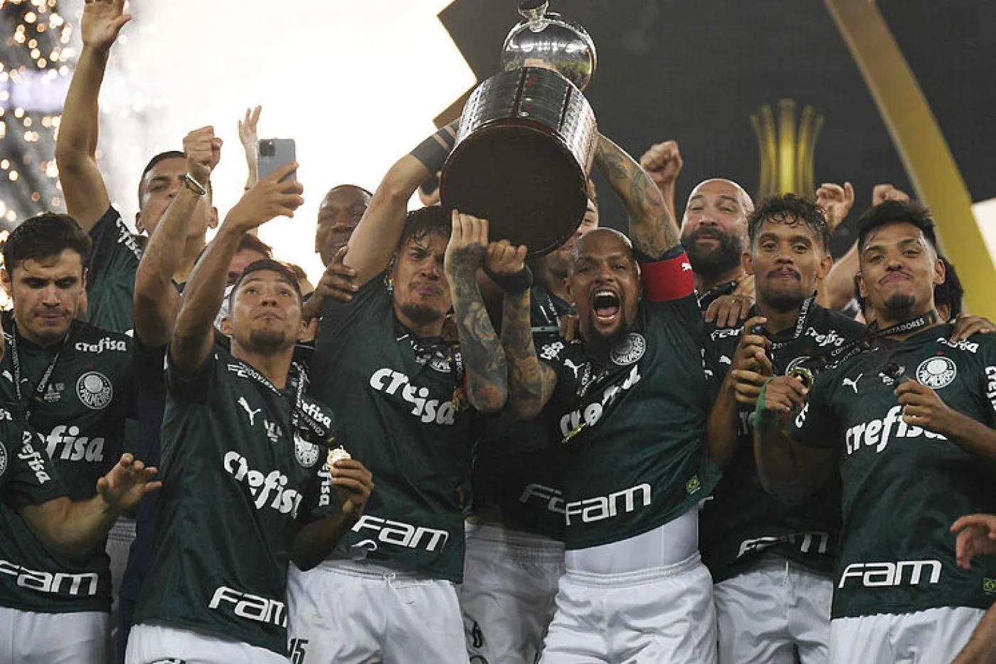 Felipe Melo y Gustavo Gómez levantan la Copa Libertadores.