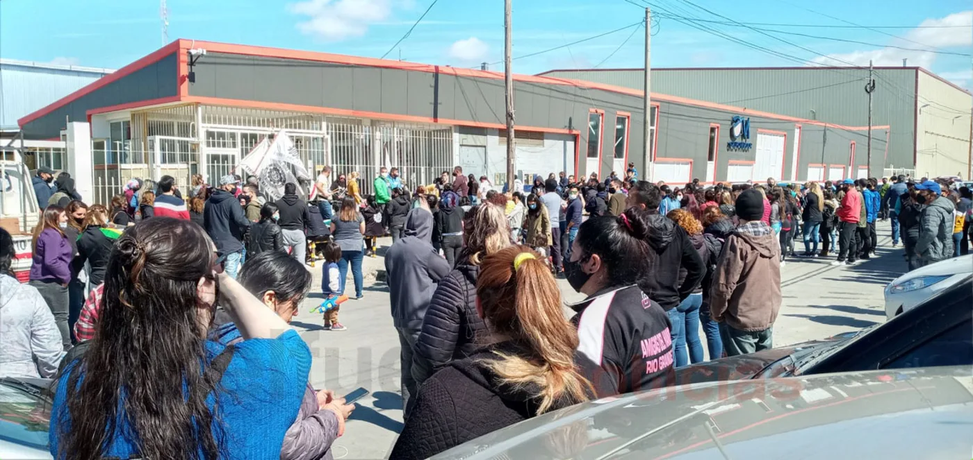 En la puerta de la firma se llevó adelante una multitudinaria asamblea.