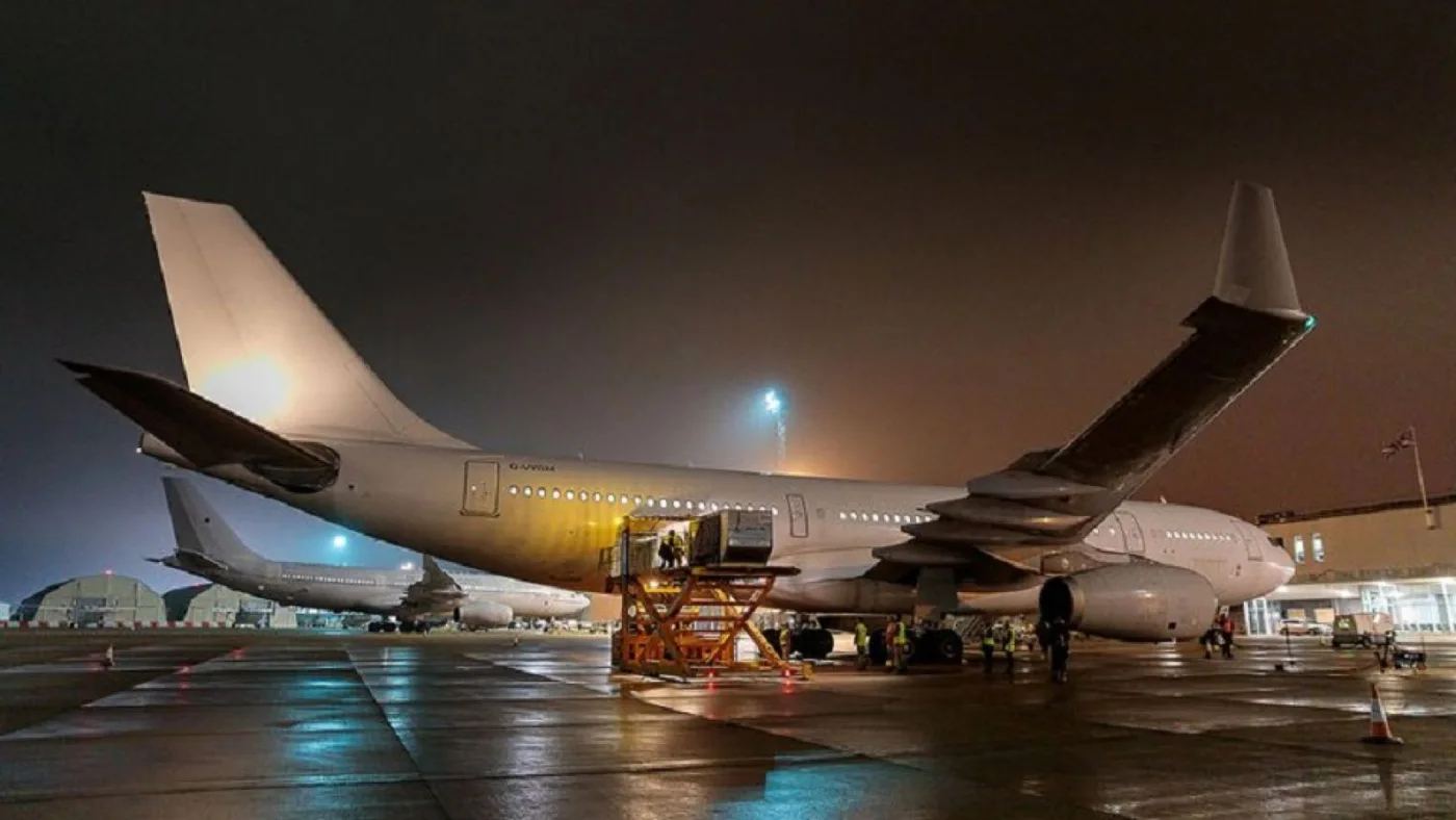 El avión militar de la Royal Navy que envío las vacunas de Oxford-AstraZeneca.