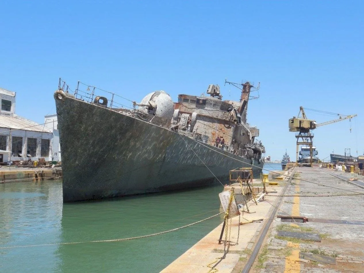 Destructor ARA Santísima Trinidad, que fue construido en el Astillero Río Santiago de la vecina localidad de Ensenada.