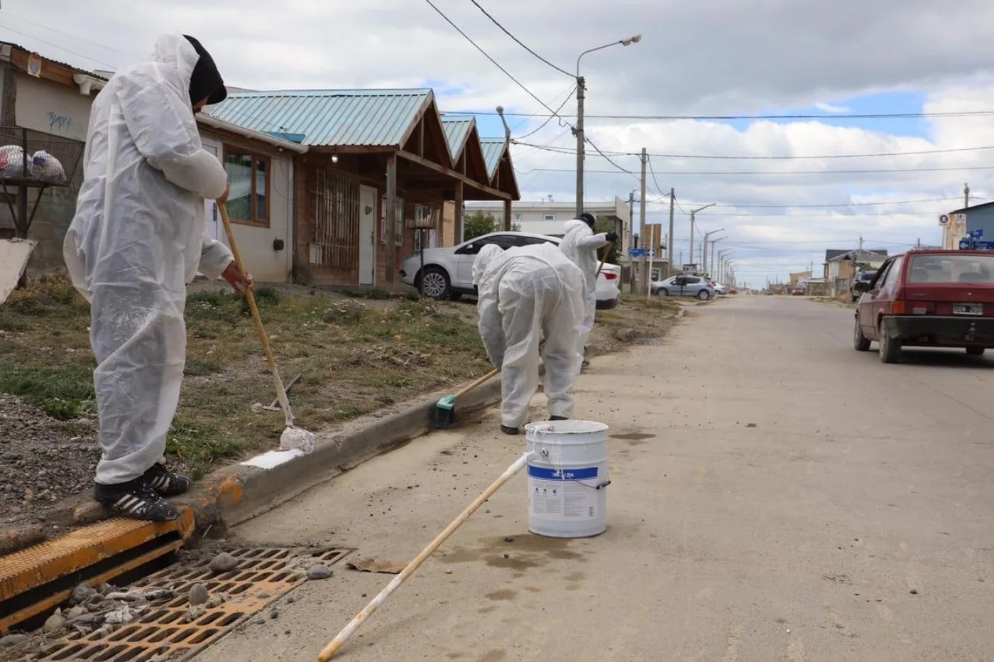 Cooperativa de trabajo realuzan trabajos de pintado de cordones y mantenimiento de plazas