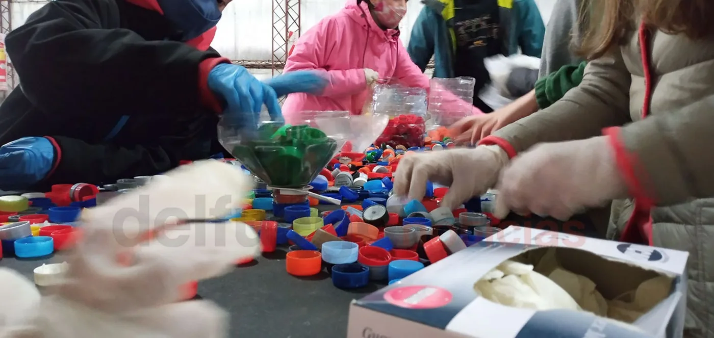 Mujeres Voluntarias de la Fundación Garrahan llevaron adelante una jornada de selección de tapitas plásticas y aplastado de latas de aluminio.