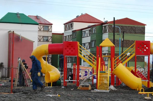 la plaza está ubicada frente al polideportivo de Chacra II.