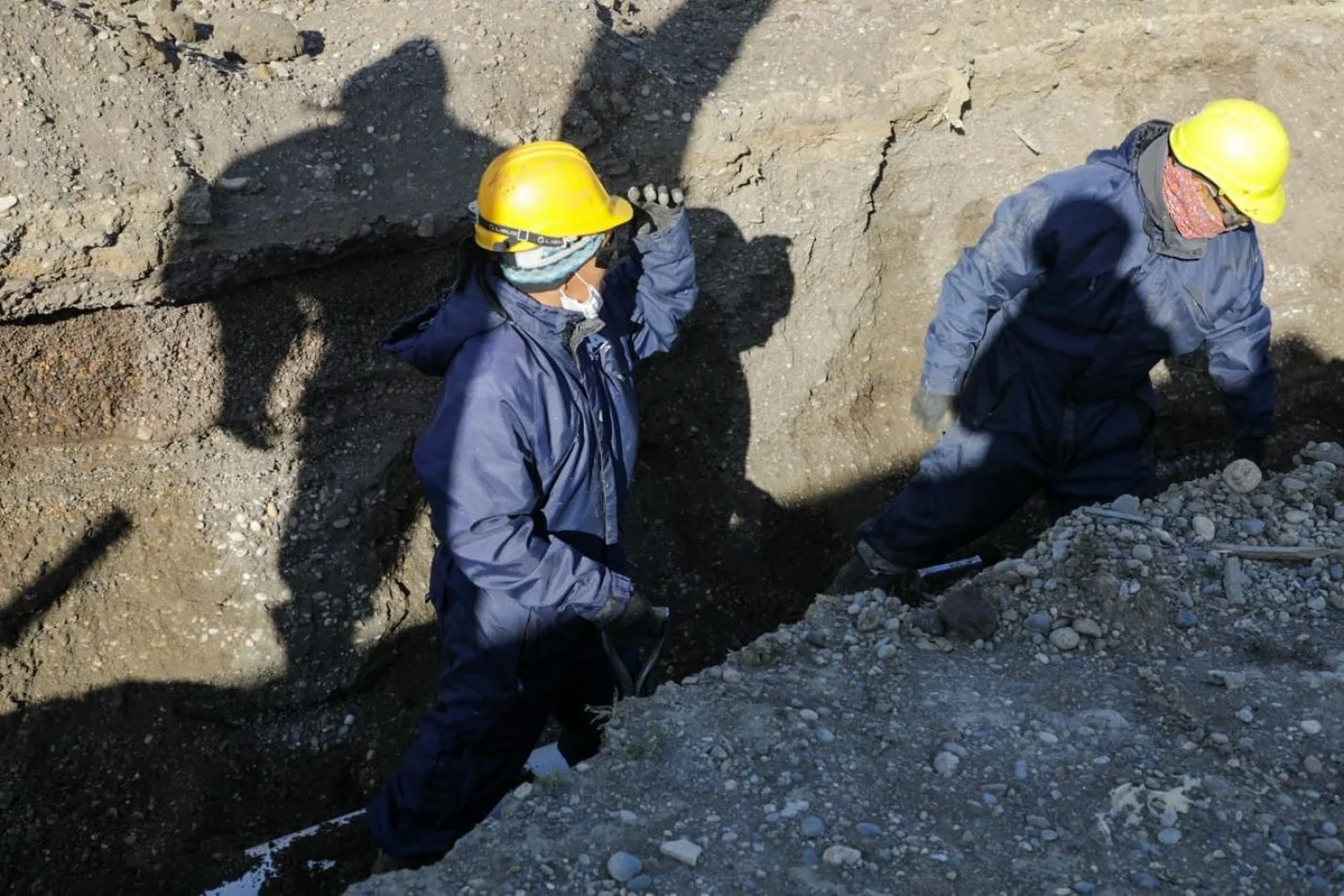 Personal de Obras Sanitarias trabajando en la rotura de un caño