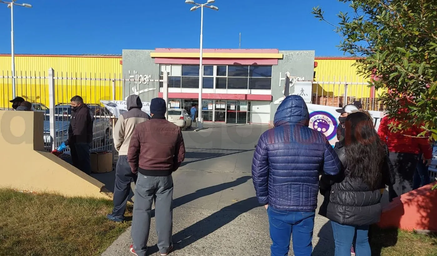 Reclamo de trabajadores de SUTCAPRA en la puerta de Hipertehuelche.