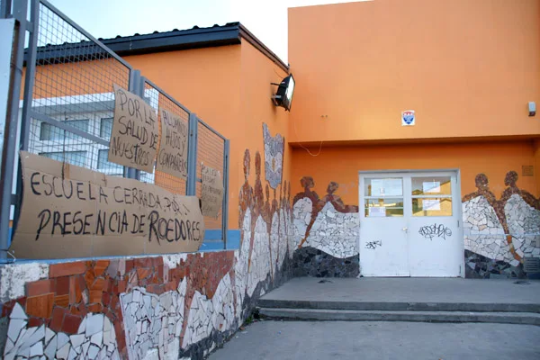 El Colegio Laureano Maradona, cerrado el día después de la intoxicación.
