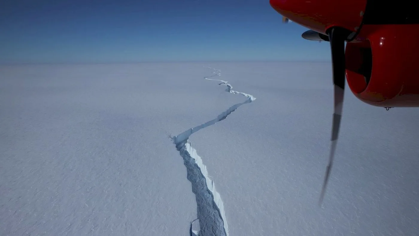 El iceberg puede alejarse o encallar y permanecer cerca de la plataforma de hielo Brunt.