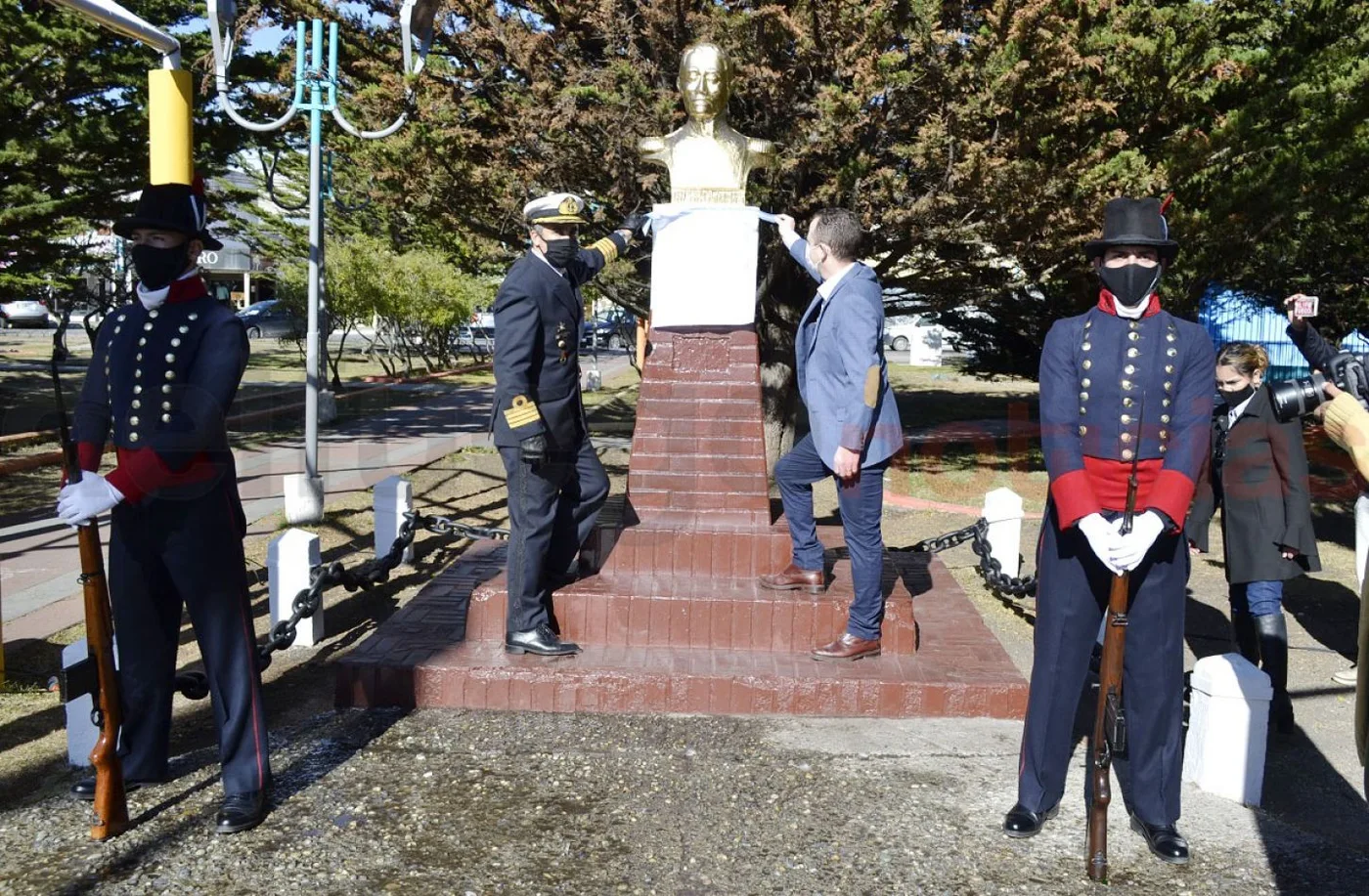 El Capitán de Navío IM Mario Bilesio, junto al Dr. Gastón Díaz, secretario de Gobierno municipal, dejó una ofrenda floral en la imagen que recuerda al