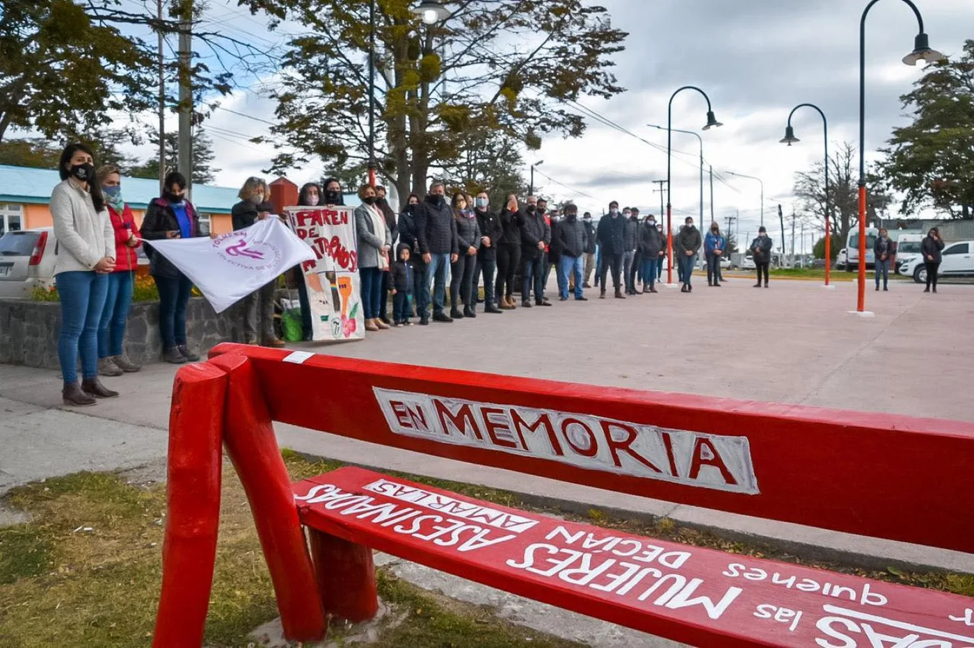 Banco rojo intervenido por la artista Laura Llovera con la frase “en memoria de todas las mujeres asesinadas por quienes decían amarlas".