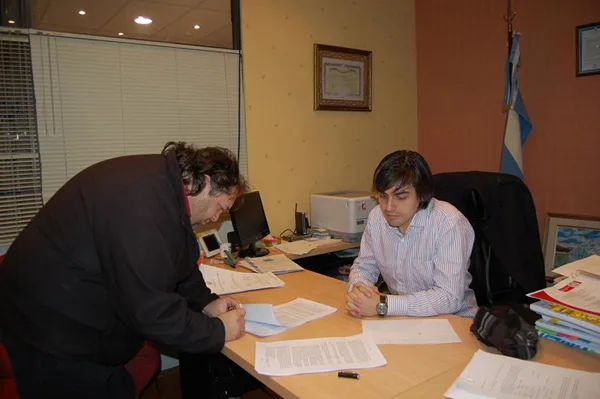 Paulino Rossi rubrica el acuerdo con un representante gremial de Obras Sanitarias.
