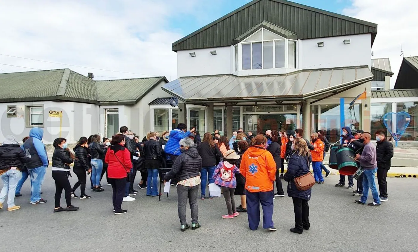 Trabajadores del Hospital Regional Río Grande se manifestaron en la puerta del nosocomio. Piden salarios dignos y la renuncia de la secretaria General
