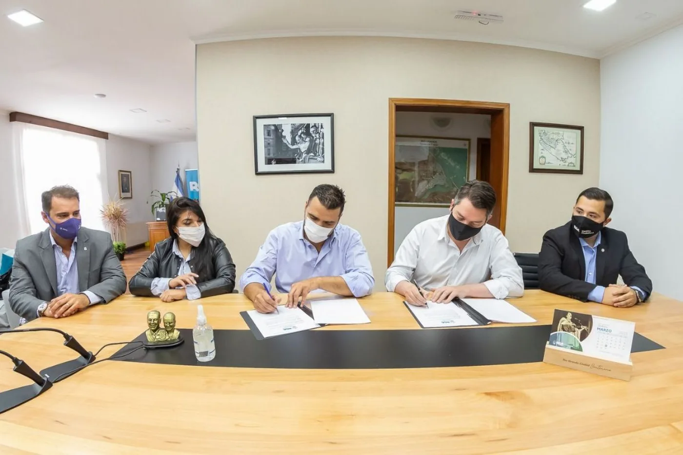 El intendente de Río Grande, Martín Perez, junto a su par de Ushuaia, Walter Vuoto, firmaron un convenio para reactivar la economía y  turismo local.
