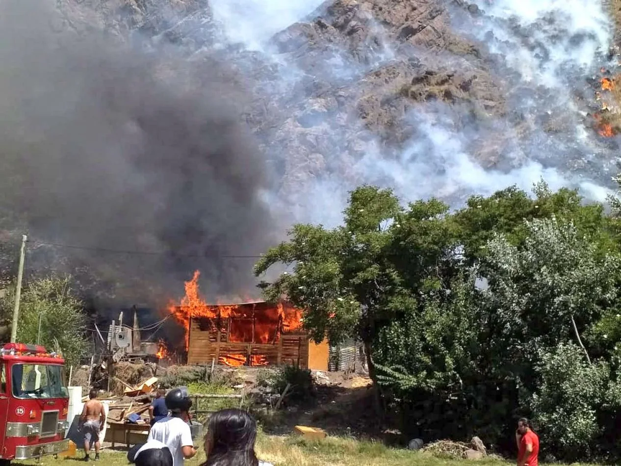 Descontrolado incendio en la Patagonia llegó a zonas urbanas y causa temor en los habitantes