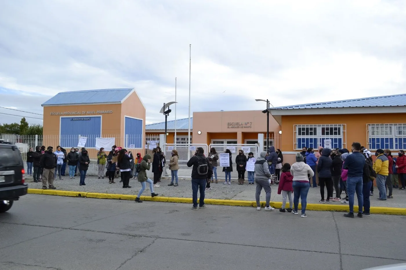 Padres, docentes y alumnos de la escuela 7 pidieron al gobierno que les desocupe el gimnasio.