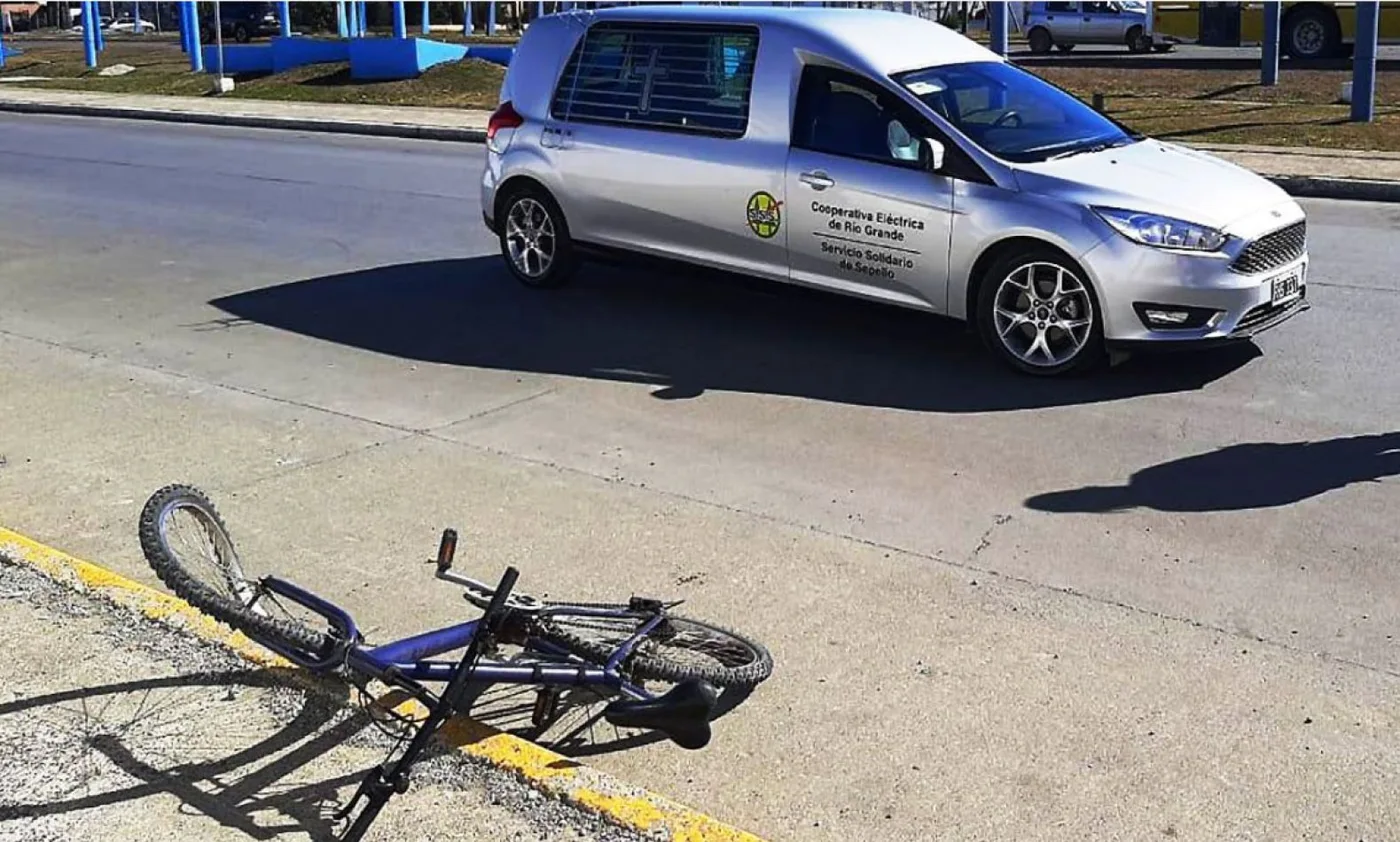 Ciclista chocó contra un auto fúnebre