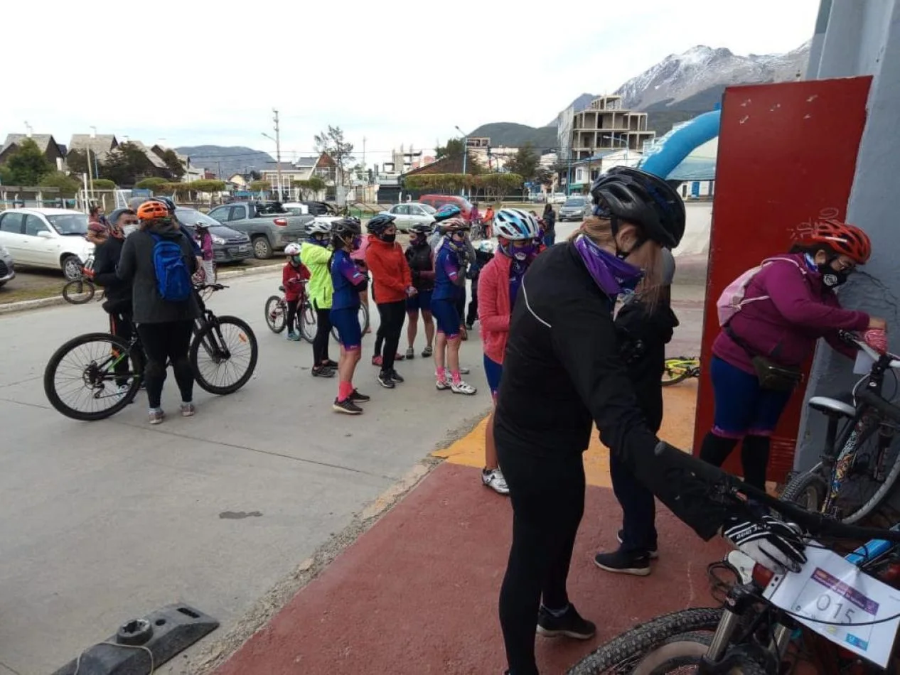 Niños y adultos participaron de la bicicleteada.
