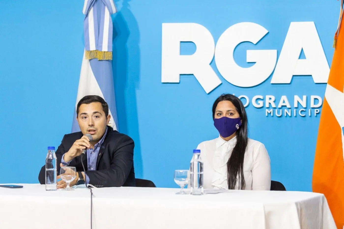 Secretario de Gestión Ciudadana, Gonzalo Ferro, junto a la Secretaria de la Mujer, Género y Diversidad, Alejandra Arce.