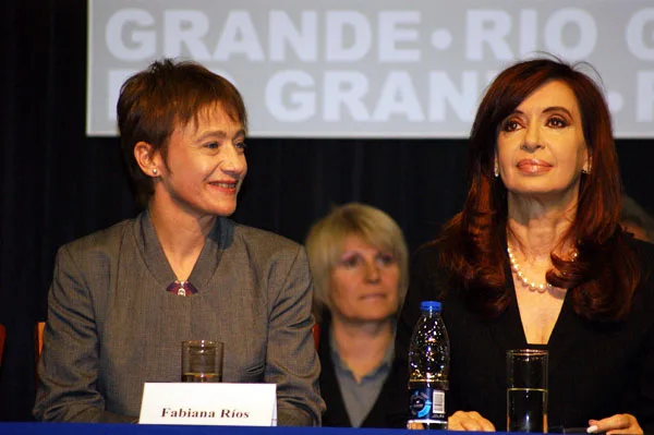 La falta de vuelos impide el contacto entre Fabiana Ríos y Cristina Fernández.