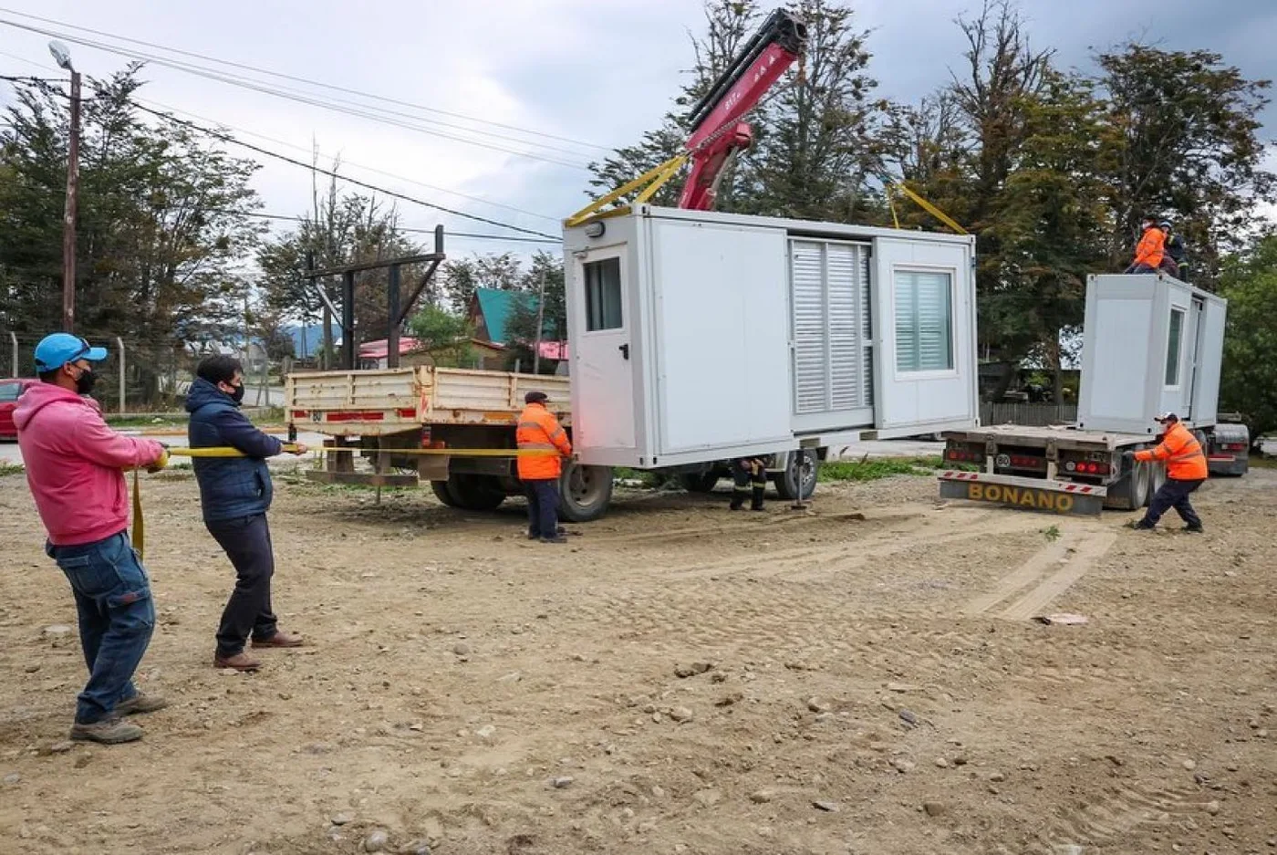 Llegan módulos desplegables al terreno de la sede de la UNTDF