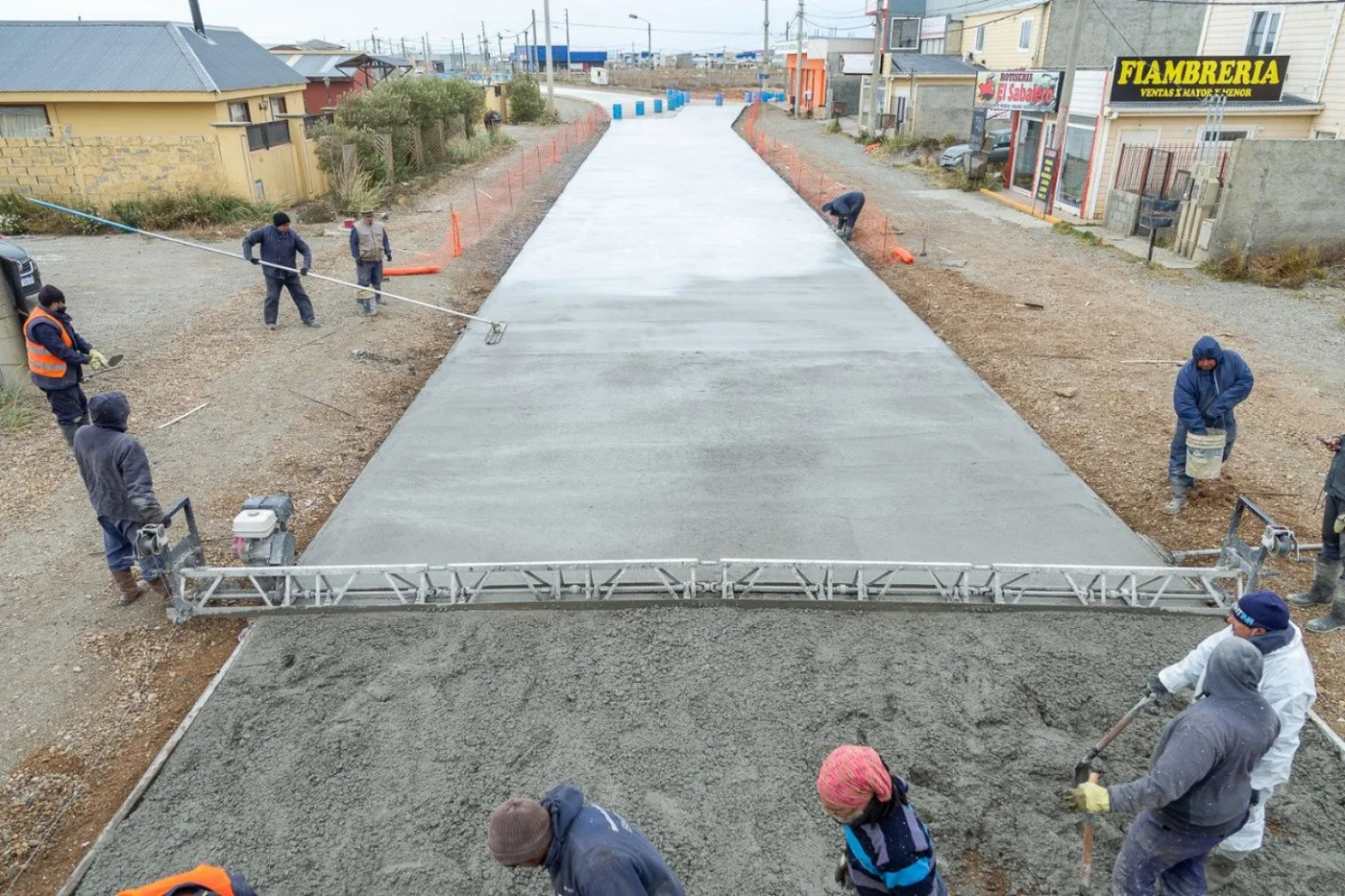 Pavimentación de la calle "El Alambrador " en la margen sur