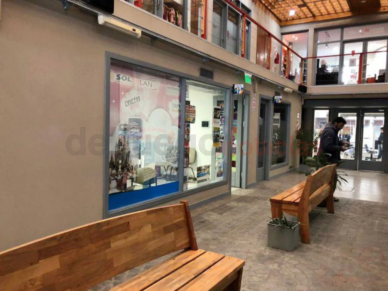 Dieron de alta a la niña que cayó al vacío en una galería