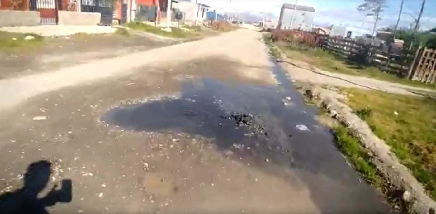 Captura de pantalla del video que grabó el vecino donde se ve cómo brota el agua servida.
