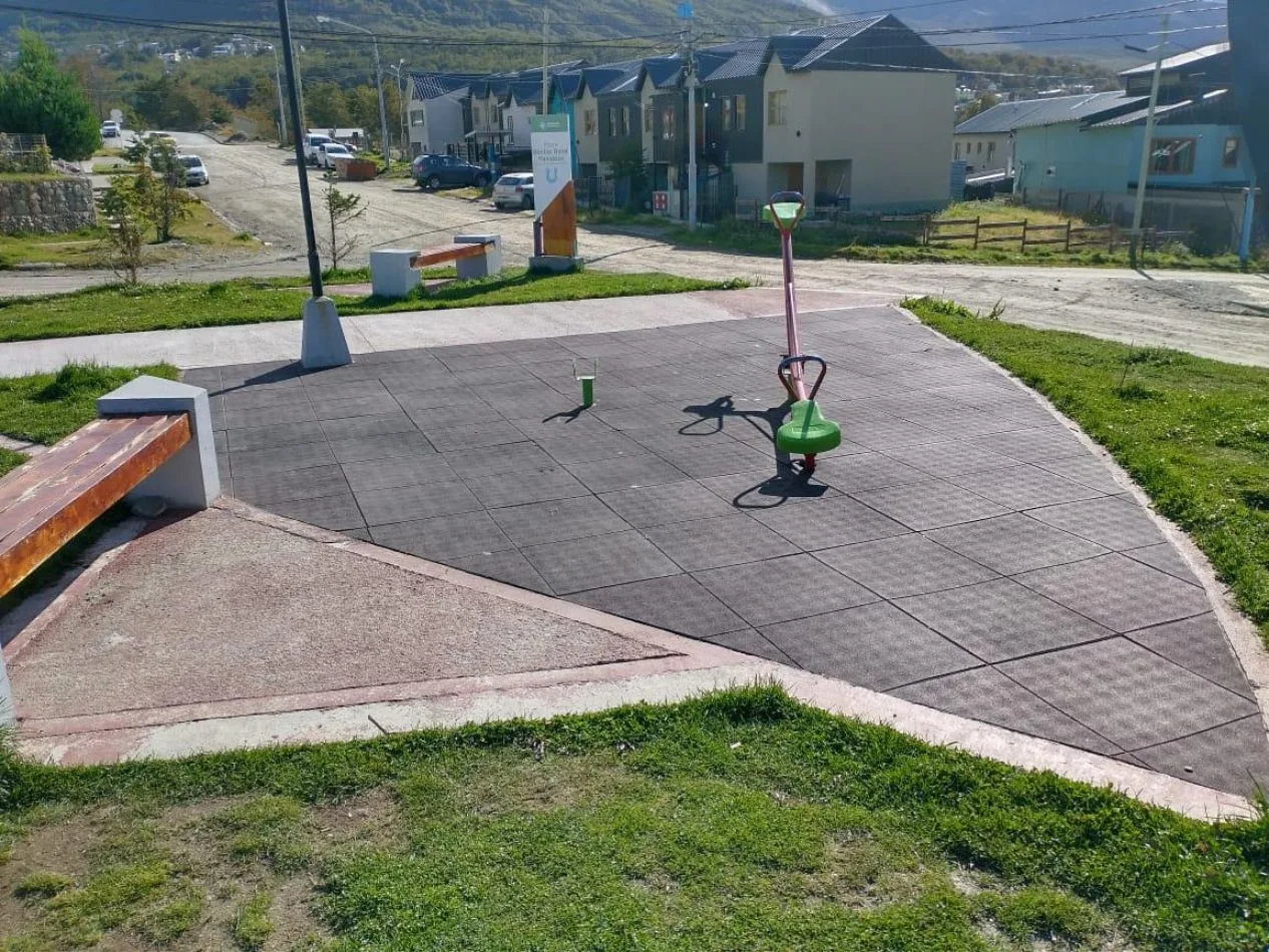 Vandalísmo en la plaza René Favaloro