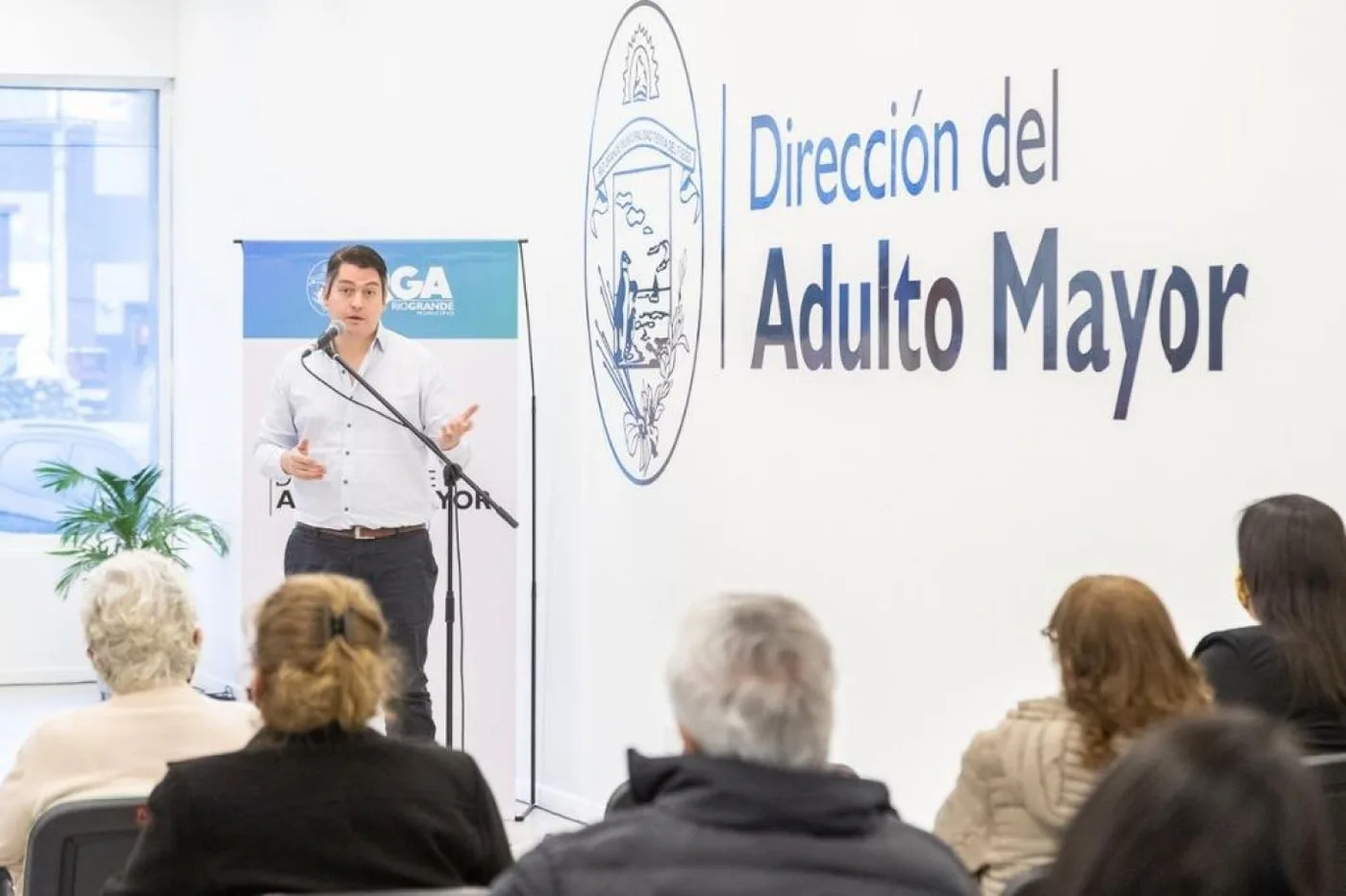 El intendente Martín Perez inauguró nuevas oficinas de la Dirección del Adulto Mayor.