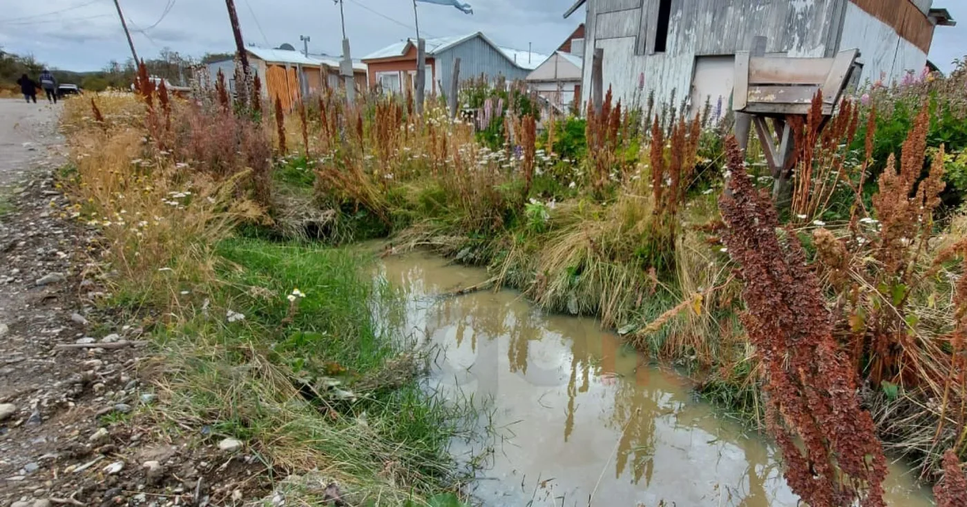 Las aguas servidas se encuentran en todo un sector muy amplio de Tolhuin.