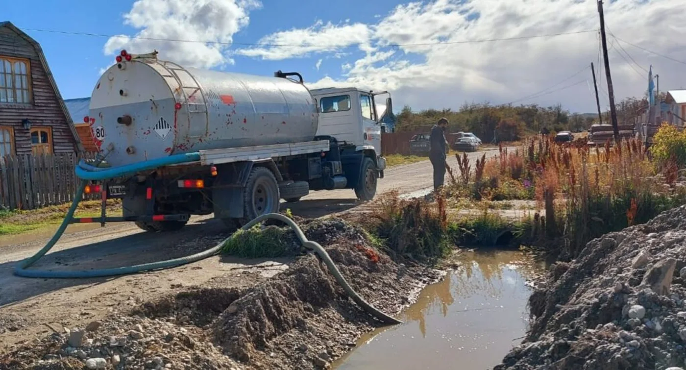 El camión atmosférico de Gobierno asiste a las familias que se inundan con aguas servidas.