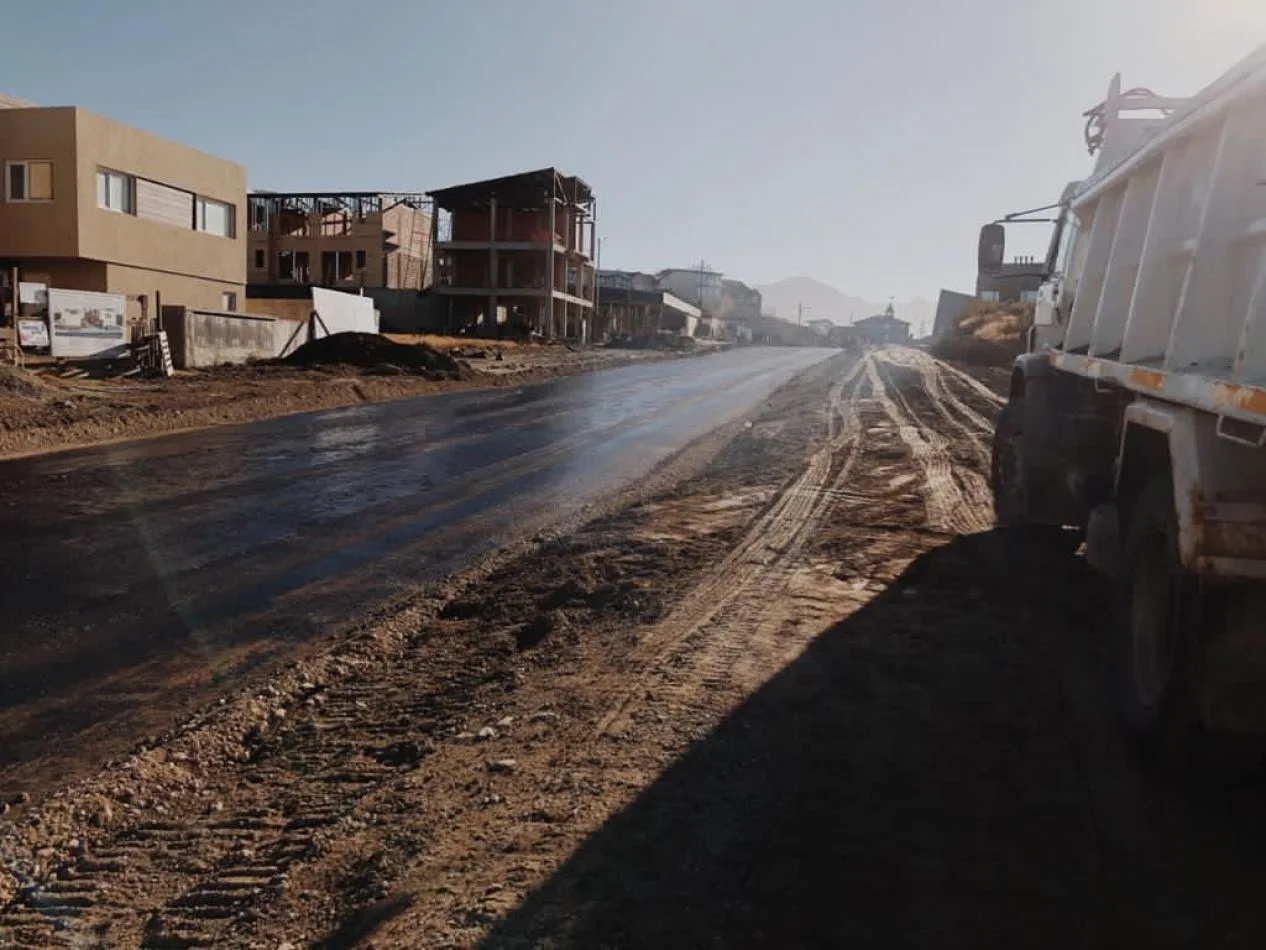Quedó pavimentado otro tramo de la Av. los Ñires